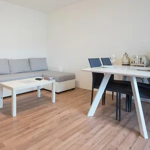Spacious With Balcony Apartamento Viena